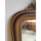 Miroir doré ancien de style Louis Philippe avec fronton